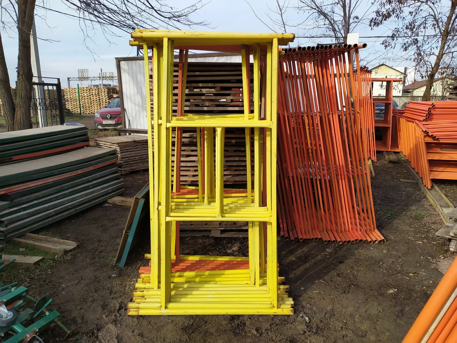 Аренда и продажа строительных вышек-тур с квадратной рабочей площадкой