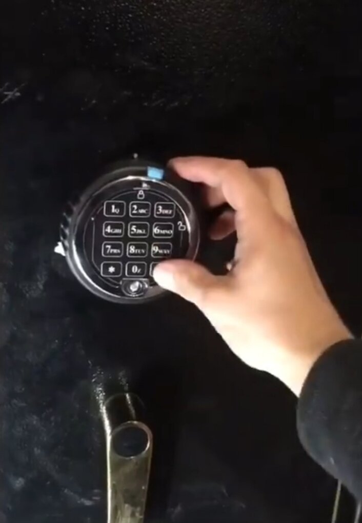 Установка на дверь кодового замка